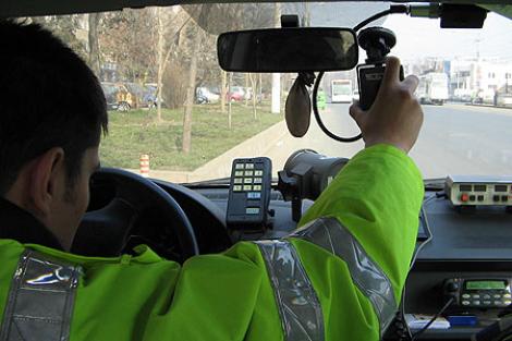 Arad: Un sofer cu permisul suspendat, prins conducand cu 195 km/h