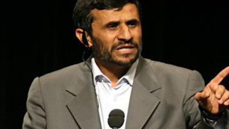 Presedintele Iranului, Mahmoud Ahmadinejad, atacat cu pantofi de un somer