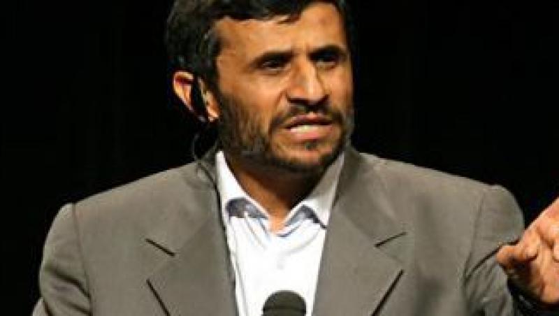 Presedintele Iranului, Mahmoud Ahmadinejad, atacat cu pantofi de un somer