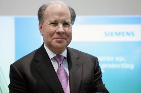 Opt fosti directori Siemens, acuzati ca ar fi dat mita 100 milioane de dolari