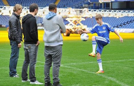 Justin Bieber si-a aratat abilitatile de fotbalist, in fata lui Lampard si Torres