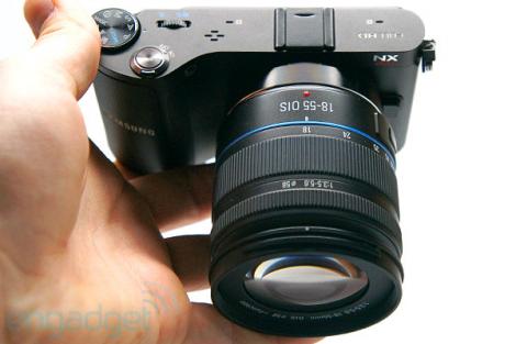 Samsung NX 200, camera de 20.3 megapixeli cu lentile interschimbabile