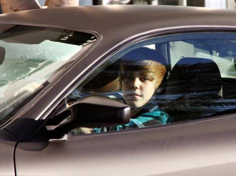 FOTO! Justin Bieber, pericol public la volan