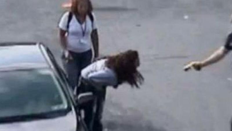 VIDEO SOCANT: Un politist a atacat o eleva cu o arma cu electrosocuri