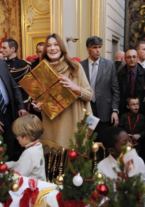 VIDEO! Nicolas Sarkozy si Carla Bruni au impartit cadouri mai multor copii