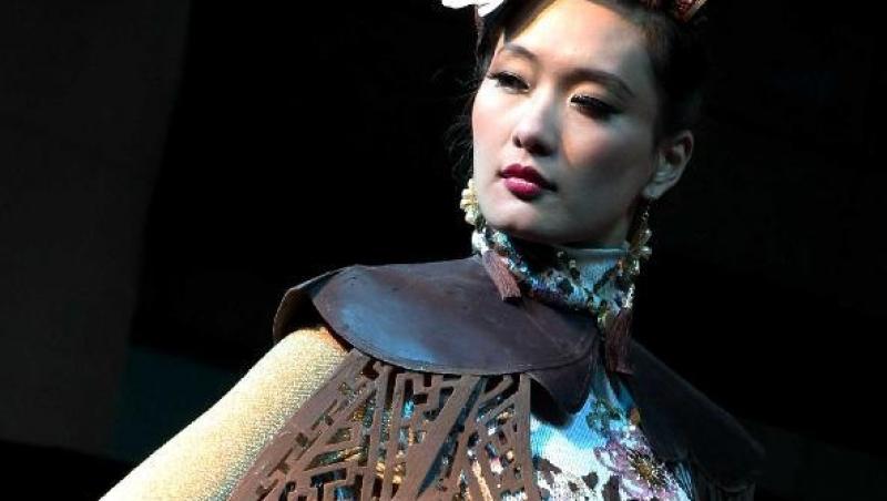 VIDEO! Frumoasele Chinei au defilat in haine de ciocolata