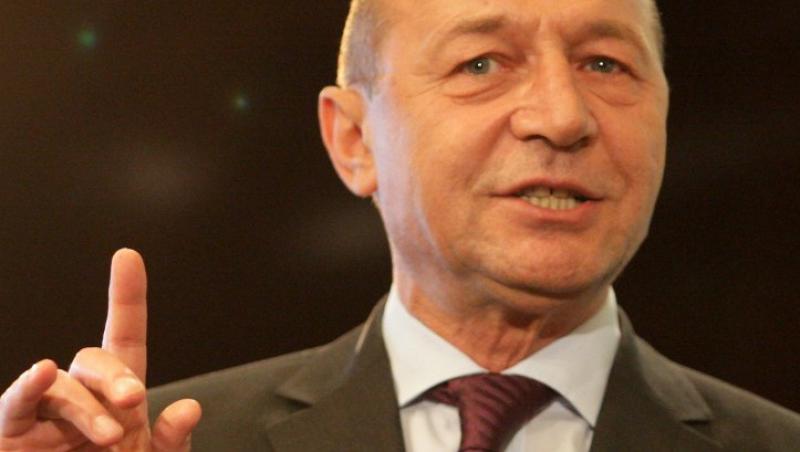 Traian Basescu a promulgat inghetarea pensiilor si salariilor in 2012