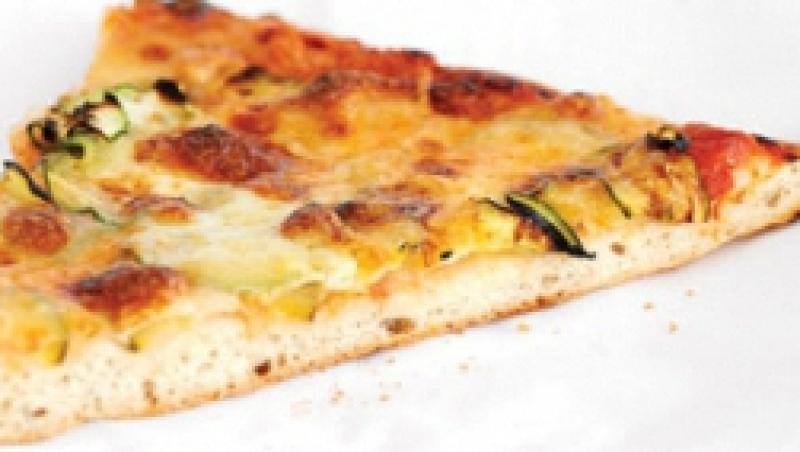 Reteta zilei: Pizza cu branza si dovlecei