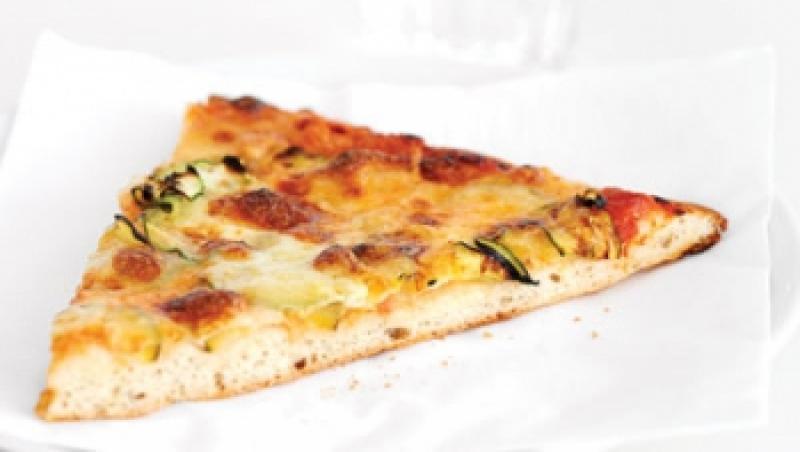 Reteta zilei: Pizza cu branza si dovlecei