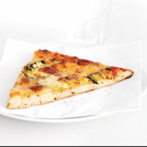Reteta zilei: Pizza cu branza si dovlecei