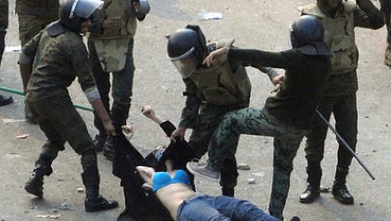 SOCANT! O tanara, batuta cu picioarele de politisti in Egipt