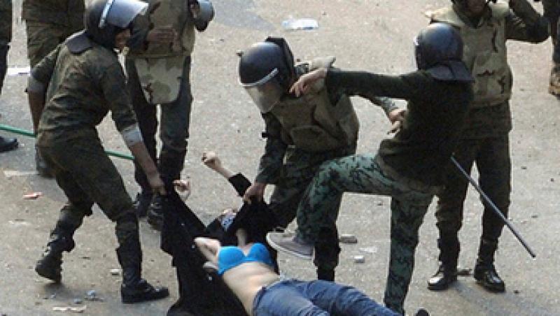 SOCANT! O tanara, batuta cu picioarele de politisti in Egipt
