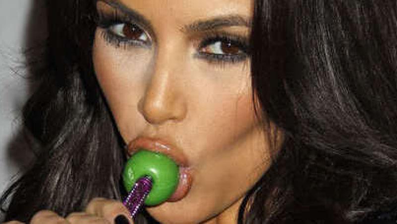 VIDEO! Kim Kardashian, complet lipsita de maniere!