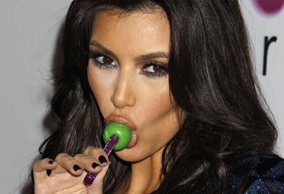 VIDEO! Kim Kardashian, complet lipsita de maniere!