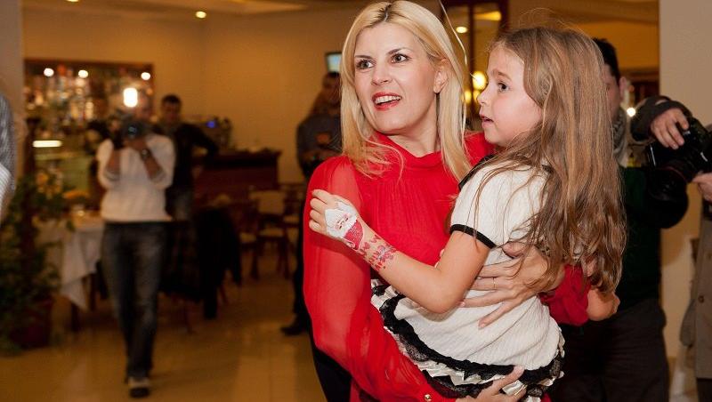FOTO! Elena Udrea la petrecerea de Craciun: Am avut o copilarie minunata