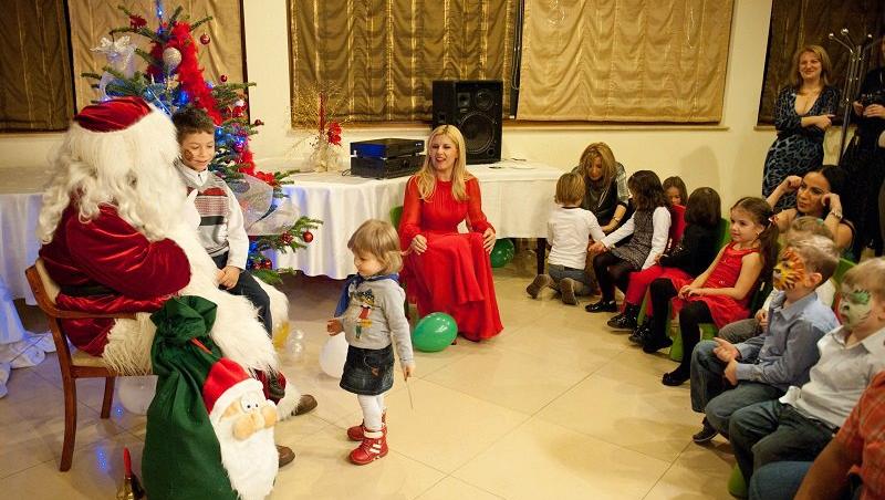 FOTO! Elena Udrea la petrecerea de Craciun: Am avut o copilarie minunata