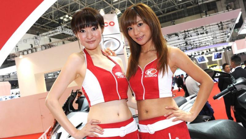 FOTO! Asiatice sexy la Salonul Auto de la Tokyo