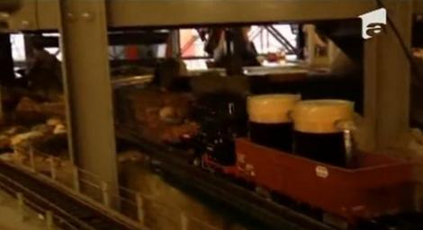 VIDEO! Clienti "serviti" cu trenuletul intr-un local din Praga