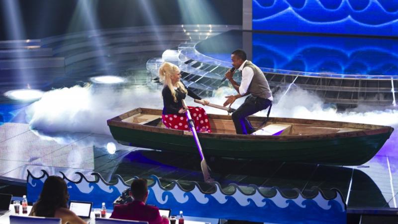 O noua premiera la X Factor Romania. O trupa a trecut si de cel de-al treilea duel