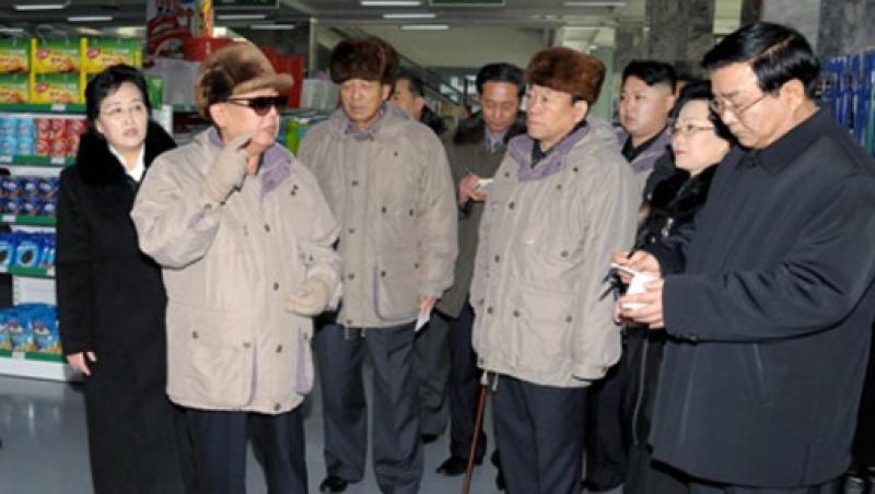 FOTO! Ultima aparitie publica a lui Kim Jong-Il. Dictatorul, fotografiat in primul supermarket din Coreea de Nord