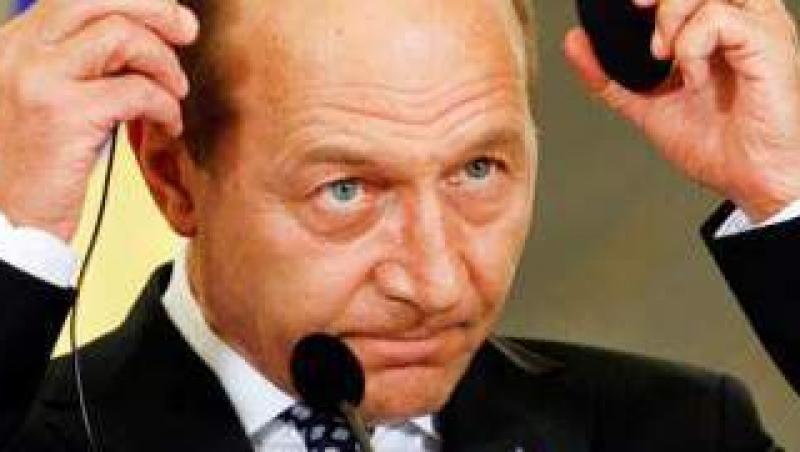 Traian Basescu: Petreceti sarbatorile cu relaxare, Romania nu va intra in derapaj in 2012