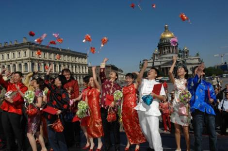 VIDEO! China: 68 de perechi au luat parte la o nunta colectiva in stil vechi