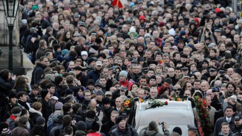 FOTO! Doliu in Cehia: Zeci de mii de persoane au mers alaturi de cortegiul funerar al lui Vaclav Havel