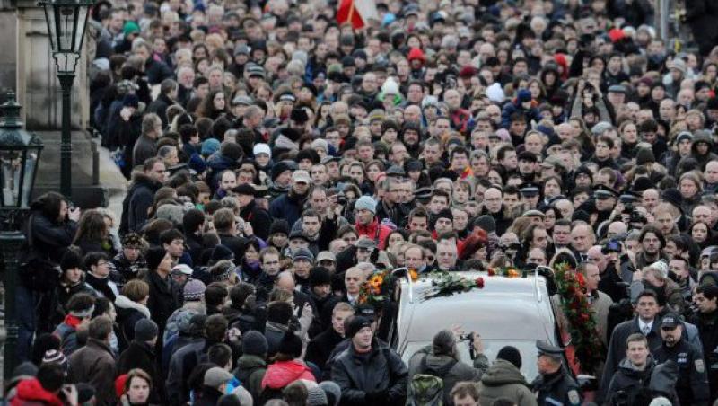 FOTO! Doliu in Cehia: Zeci de mii de persoane au mers alaturi de cortegiul funerar al lui Vaclav Havel