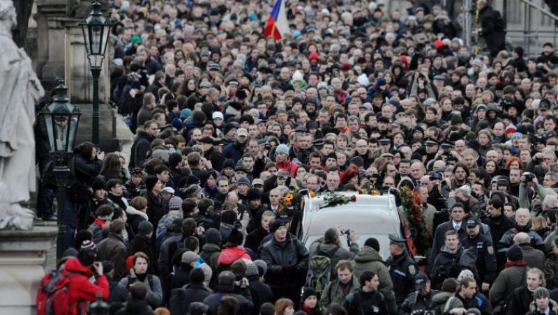 FOTO! Doliu in Cehia: Zeci de mii de persoane au mers alaturi de cortegiul funerar al lui Vaclav Havel