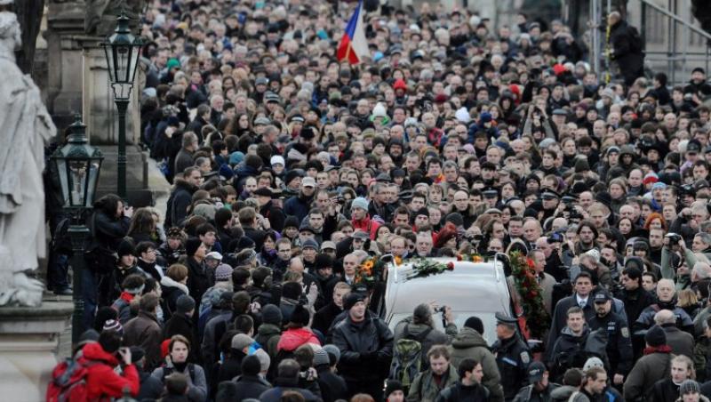 FOTO! Doliu in Cehia: Zeci de mii de persoane au mers alaturi de cortegiul funerar al lui Vaclav Havel