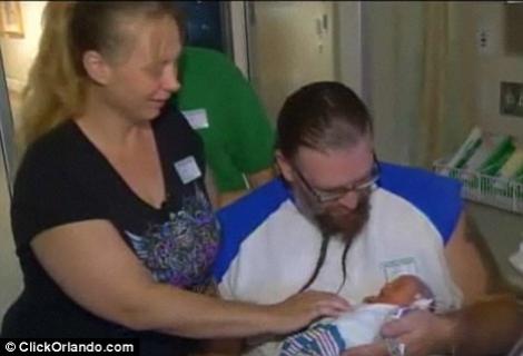Miracol de Craciun: Un tata si-a salvat fiul nascut prematur, prin respiratie gura la gura