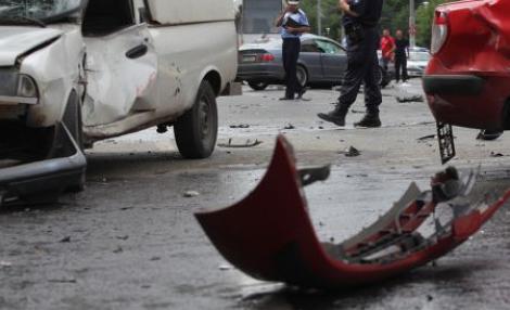 Carambol in cartierul Drumul Taberei: 8 masini implicate si doi raniti