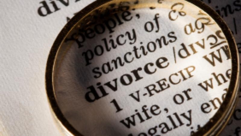Studiu: Tot mai multi tineri evita casatoria de teama unui divort
