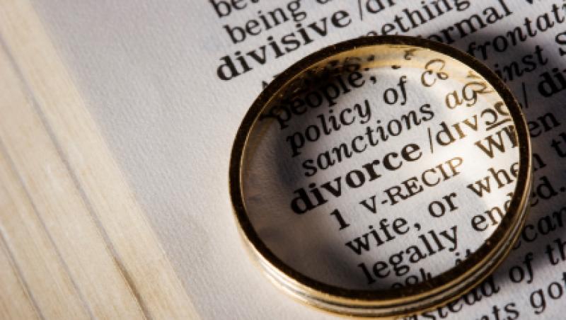 Studiu: Tot mai multi tineri evita casatoria de teama unui divort