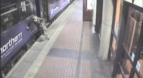 VIDEO! A cazut sub rotile trenului, dar a supravietuit