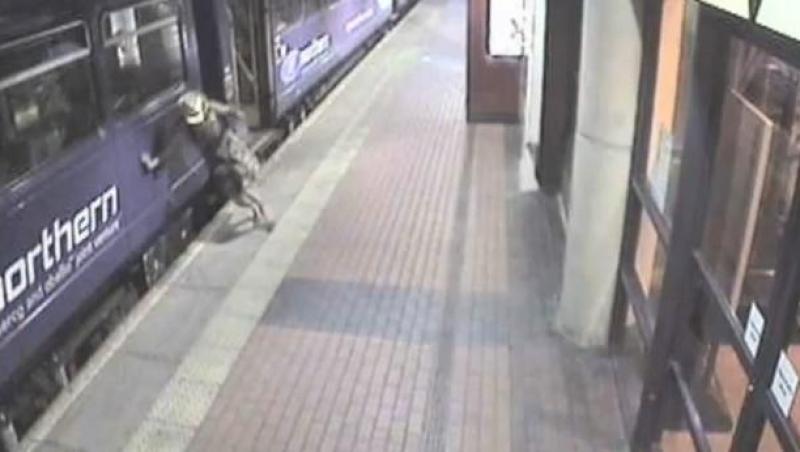 VIDEO! A cazut sub rotile trenului, dar a supravietuit