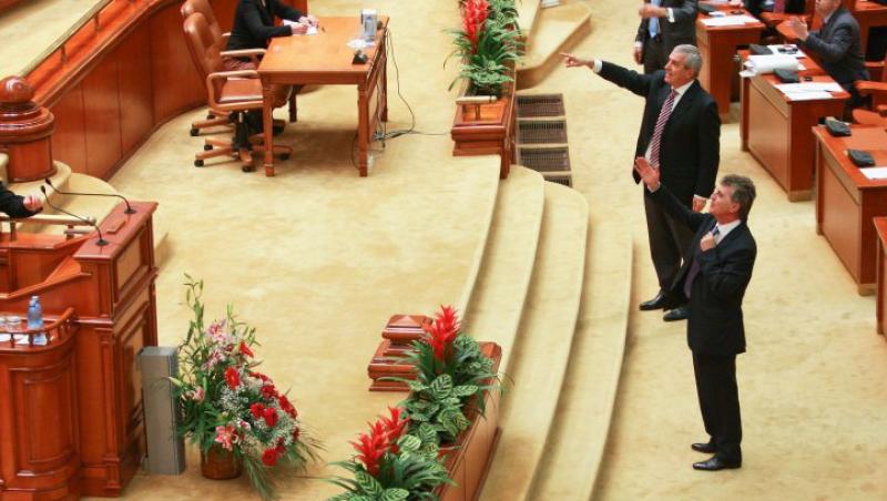 UPDATE! Premierul Boc, huiduit in plenul Parlamentului: 