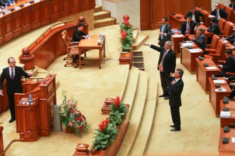 UPDATE! Premierul Boc, huiduit in plenul Parlamentului: "Rusine sa va fie!"