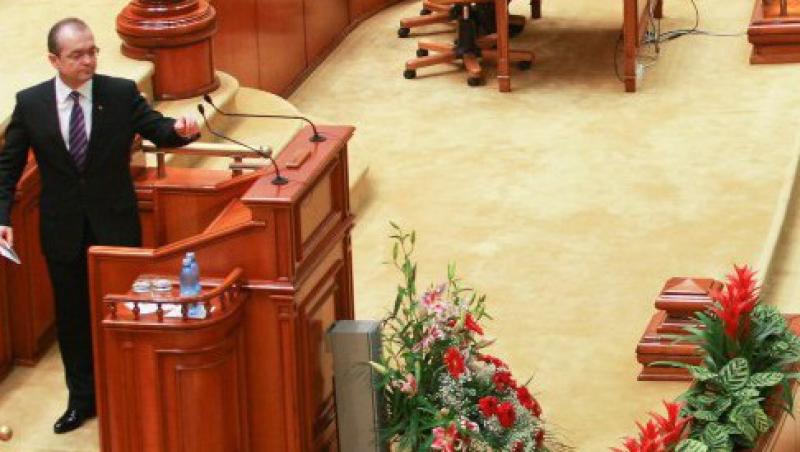UPDATE! Premierul Boc, huiduit in plenul Parlamentului: 