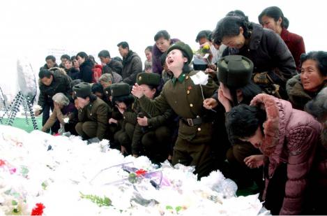 Coreea de Nord: obligati sa-l boceasca pe Kim Jong-il de trei ori pe zi