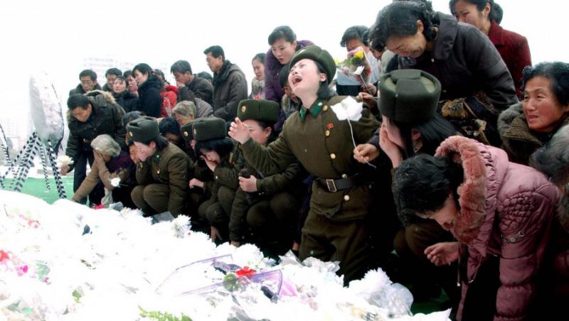 Coreea de Nord: obligati sa-l boceasca pe Kim Jong-il de trei ori pe zi
