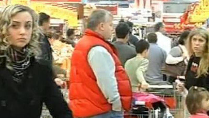VIDEO! Oamenii sunt cuprinsi de febra cumparaturilor, in magazine