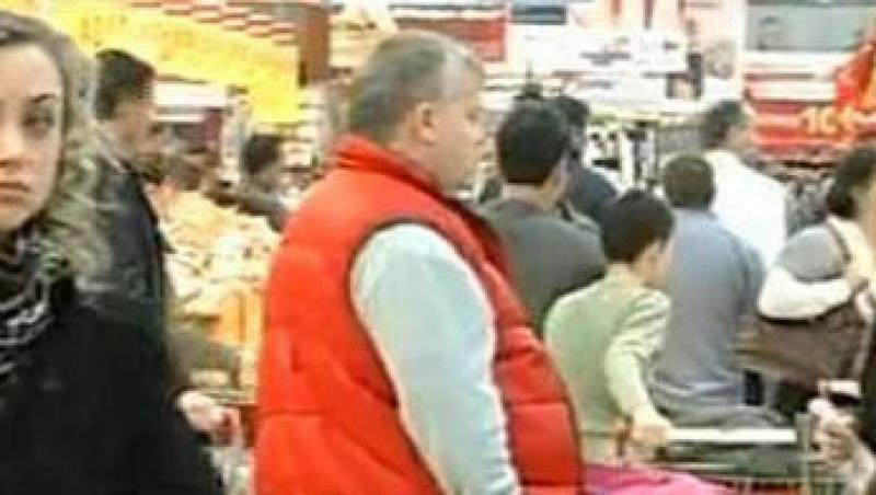 VIDEO! Oamenii sunt cuprinsi de febra cumparaturilor, in magazine