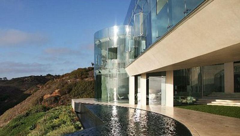FOTO! Minune arhitecturala: casa din sticla, la vanzare!