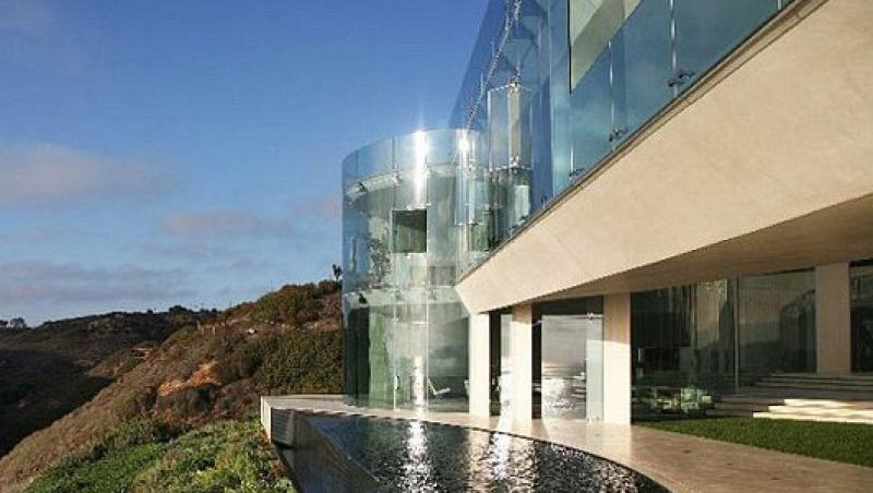 FOTO! Minune arhitecturala: casa din sticla, la vanzare!