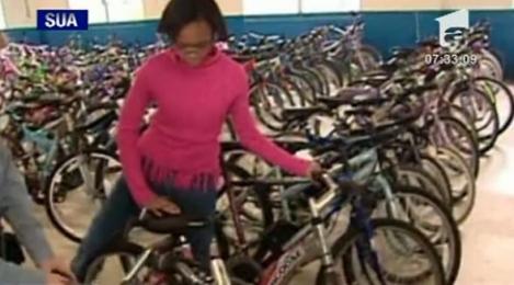 VIDEO! Intr-un orasel din SUA, Mos Craciun aduce biciclete