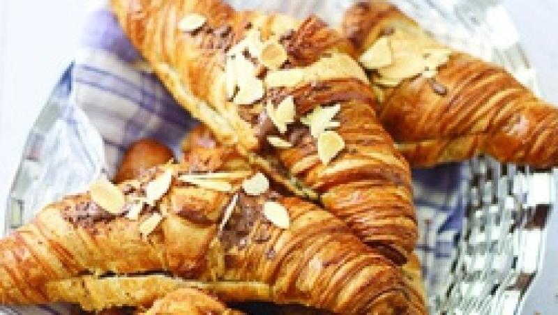 Mic dejun delicios: Croissante cu ciocolata si migdale
