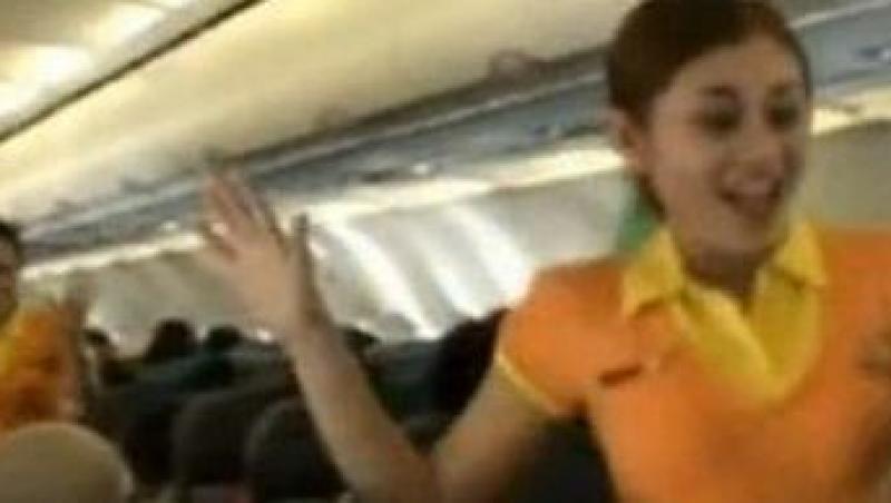 VIDEO! Stewardesele au prezentat instructiunile de urgenta pe muzica de Craciun