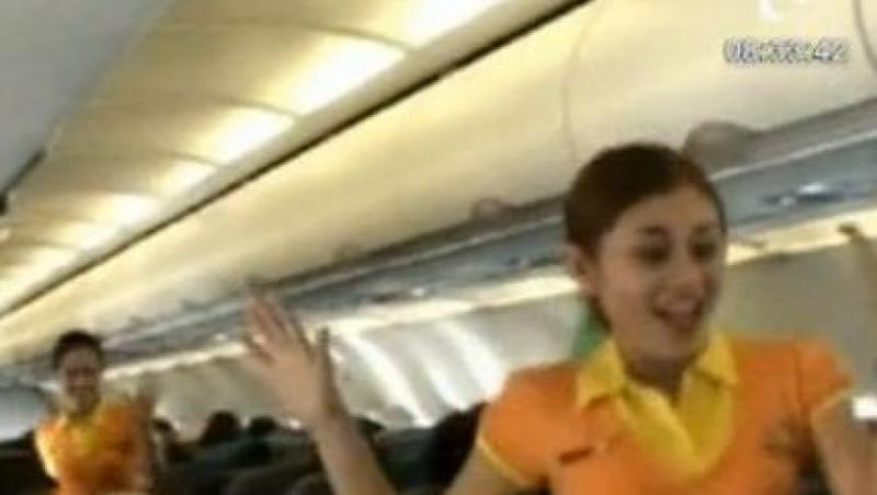 VIDEO! Stewardesele au prezentat instructiunile de urgenta pe muzica de Craciun