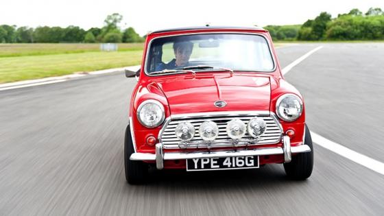 Richard Hammond conduce liliputanul MINI Cooper S MkII